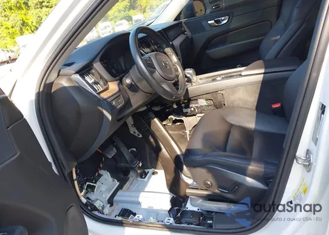 2021 Volvo Xc60 T5 Momentum z USA, uszkodzony, nr VIN YV4102RK2M1694952